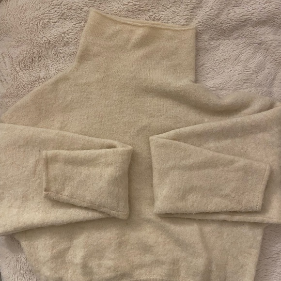 Lorin sweater white, Aritzia - Picture 3 of 4